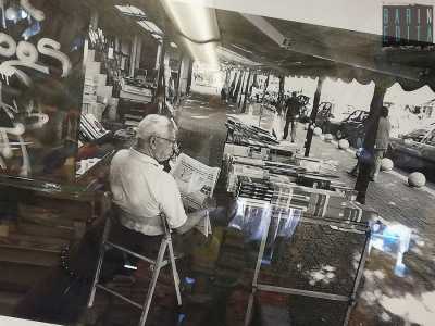 Il commerciante ci mostra una foto in bianco e nero che mostra il pap� Alberto all�interno di un �locale� ben diverso da quello attuale, con un semplice tendone a proteggere il bancone dei libri